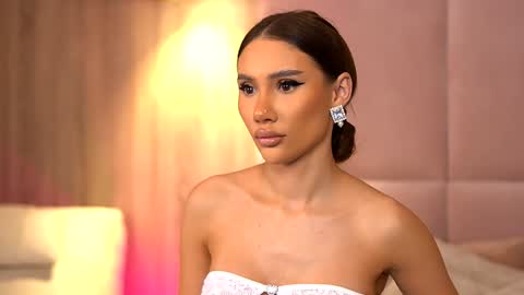 Ava online show from 01/06/25, 10:47