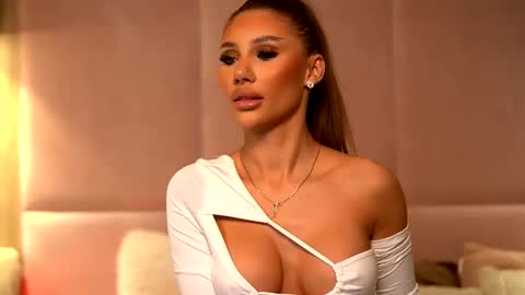 Ava online show from 12/04/25, 01:59