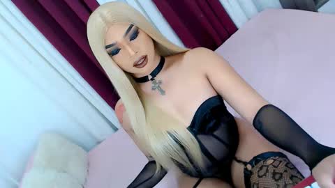 Snapshot of ava_lux chatting on 10/25/25, 10:12 Ava online show from 10/25/25, 10:12