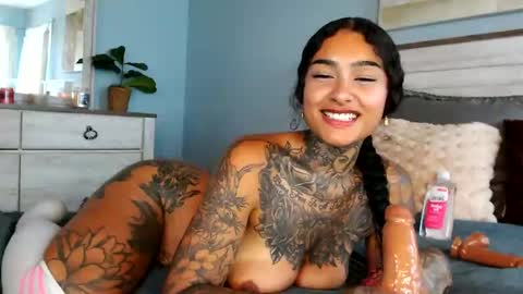 Snapshot of avaa_eve chatting on 10/21/25, 05:24 Ava Eve online show from 10/21/25, 05:24