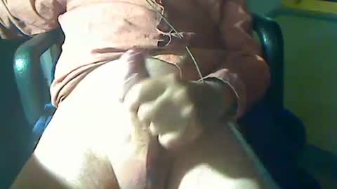 Snapshot of avan05 chatting on 12/16/25, 01:43 avan05 online show from 12/16/25, 01:43