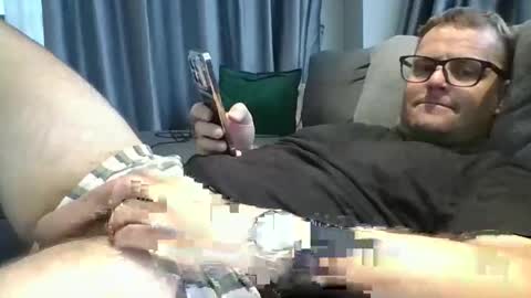 Snapshot of averagejoe2025 chatting on 04/17/26, 12:57 averagejoe2025 online show from 04/17/26, 12:57