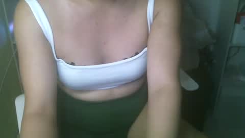 Snapshot of averageuncut1 chatting on 02/10/25, 01:55 Rhian online show from 02/10/25, 01:55