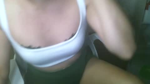 Snapshot of averageuncut1 chatting on 02/10/25, 04:58 Rhian online show from 02/10/25, 04:58