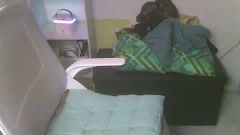 Snapshot of averageuncut1 chatting on 02/14/25, 06:23 Rhian online show from 02/14/25, 06:23