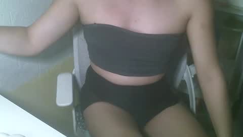 Snapshot of averageuncut1 chatting on 03/09/25, 03:32 Rhian online show from 03/09/25, 03:32