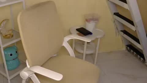 Snapshot of averageuncut1 chatting on 10/18/25, 04:04 Rhian online show from 10/18/25, 04:04