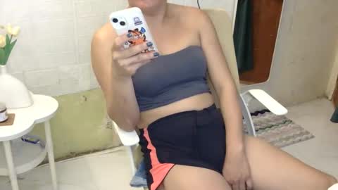 Snapshot of averageuncut1 chatting on 11/25/25, 05:51 Rhian online show from 11/25/25, 05:51