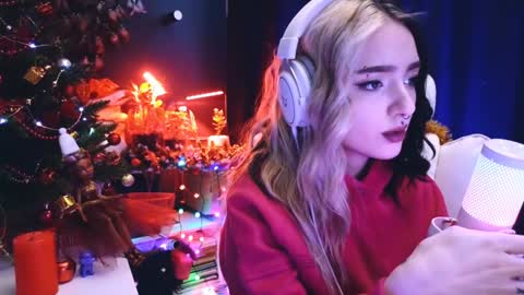 Avriel online show from 12/24/24, 02:43