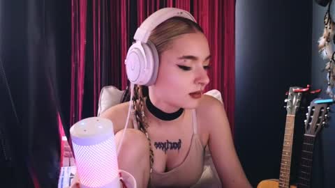 Snapshot of avi_nile chatting on 06/01/26, 04:03 Avriel online show from 06/01/26, 04:03