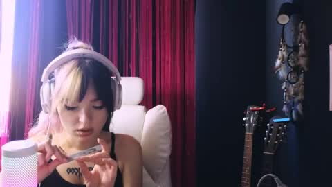 Snapshot of avi_nile chatting on 06/04/26, 04:40 Avriel online show from 06/04/26, 04:40