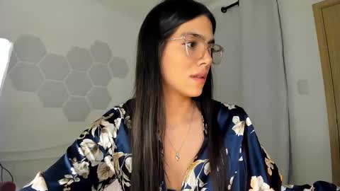 Snapshot of avis12_ chatting on 02/01/26, 03:05 Follow me Pvt and c2c is on online show from 02/01/26, 03:05