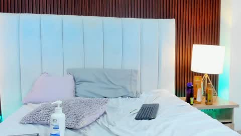 Snapshot of avril_evansgb chatting on 01/24/25, 06:25 Javier y Lorena online show from 01/24/25, 06:25