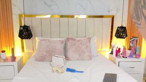 Javier y Lorena online show from 12/18/25, 01:06