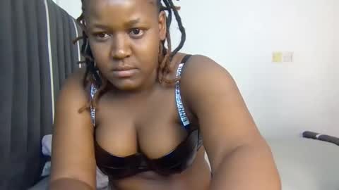 Snapshot of avril_lily chatting on 02/16/26, 07:15 Avril online show from 02/16/26, 07:15