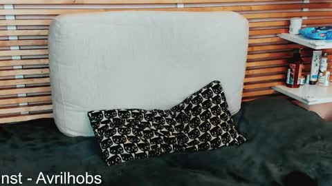 Snapshot of avrilhobs chatting on 04/11/26, 07:13 Avril online show from 04/11/26, 07:13