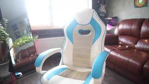 Snapshot of awondrr chatting on 10/18/25, 11:55 Alice online show from 10/18/25, 11:55