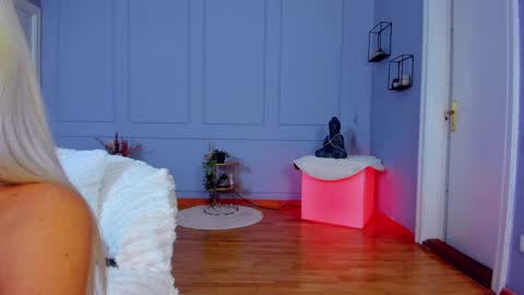 Snapshot of awww_ella chatting on 04/19/26, 04:12 Ella online show from 04/19/26, 04:12