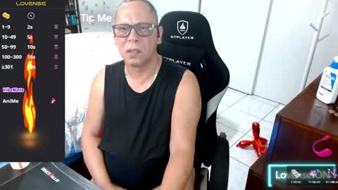 Snapshot of axel264 chatting on 05/17/26, 11:23 Alex online show from 05/17/26, 11:23