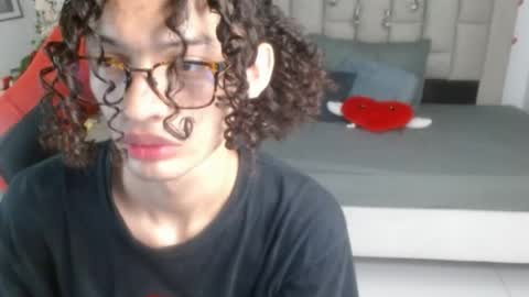Snapshot of axel_fox7 chatting on 05/18/26, 01:24 Axel online show from 05/18/26, 01:24