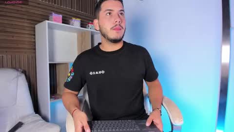 axel_grey_ online show from 10/06/25, 12:13