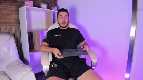 axel_grey_ online show from 10/14/25, 12:28