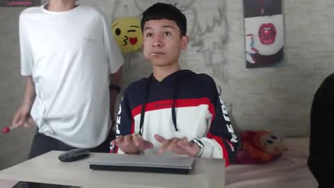 axel_milo_and_kairo online show from 11/25/25, 12:43