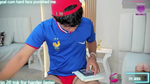 Snapshot of axel_ps chatting on 10/21/25, 04:24 Alex online show from 10/21/25, 04:24