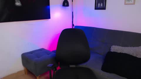 Snapshot of axell_dior chatting on 12/17/25, 12:16 axell online show from 12/17/25, 12:16