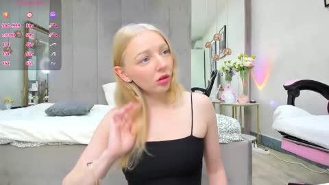 Snapshot of ayaye_ chatting on 11/24/25, 08:30 SundyRose online show from 11/24/25, 08:30