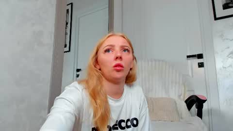 Snapshot of ayaye_ chatting on 07/23/26, 06:22 SundyRose online show from 07/23/26, 06:22