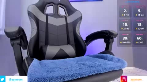 Snapshot of ayjeeem chatting on 11/11/25, 01:44 Andr online show from 11/11/25, 01:44