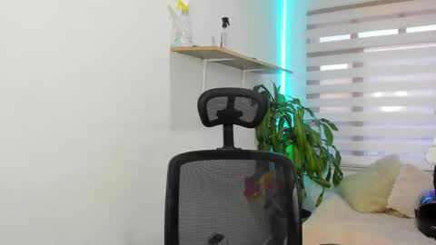 Snapshot of aysha_winxx chatting on 10/15/25, 11:10 aysha_winxx online show from 10/15/25, 11:10