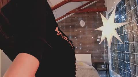 Snapshot of azaliaswallows chatting on 02/15/25, 05:07 azaliaswallows online show from 02/15/25, 05:07