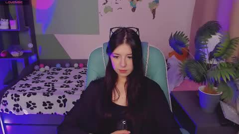 Snapshot of azaliya_haze chatting on 10/16/25, 05:30 Azaliya online show from 10/16/25, 05:30
