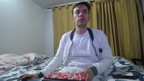 Snapshot of aziel_xxx chatting on 02/11/25, 02:14 AZIEL online show from 02/11/25, 02:14