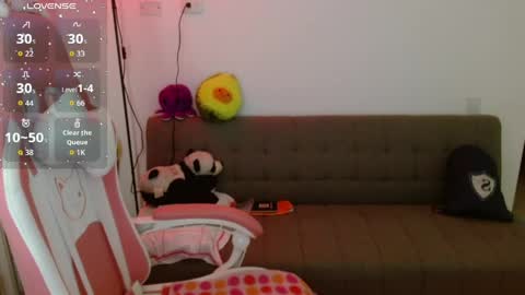 Snapshot of azu_chan chatting on 04/11/26, 12:15 Azu online show from 04/11/26, 12:15