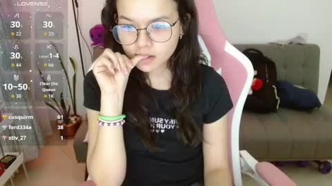 Snapshot of azu_chan chatting on 04/21/26, 01:42 Azu online show from 04/21/26, 01:42