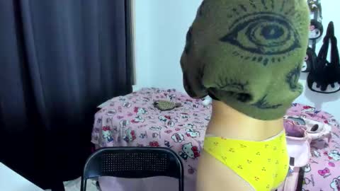 Azu Moure online show from 11/28/25, 02:58