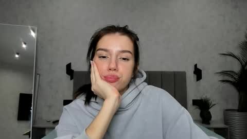 Monica online show from 12/02/25, 01:55