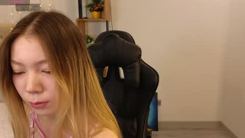 Snapshot of babby_rabbit_ chatting on 01/08/25, 12:47 Cute Raby online show from 01/08/25, 12:47