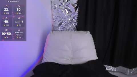 Queen B online show from 11/29/25, 06:44