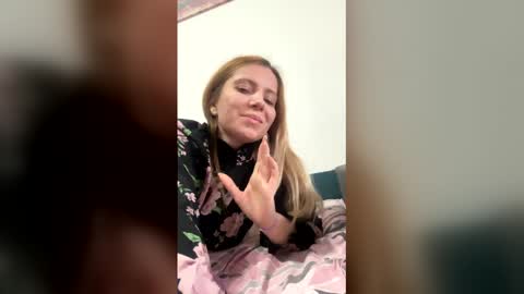 Snapshot of baby_blondee chatting on 04/17/26, 03:37 Baby Blonde online show from 04/17/26, 03:37