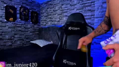 Junior       Independent Model online show from 09/22/25, 06:15