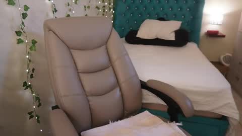 Instagram  online show from 12/19/25, 10:17