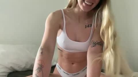 Snapshot of babygirlinlace chatting on 01/08/26, 08:22 Miley King online show from 01/08/26, 08:22