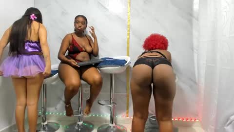 Snapshot of badgirls_000 chatting on 02/04/25, 02:32 candy and dayan online show from 02/04/25, 02:32