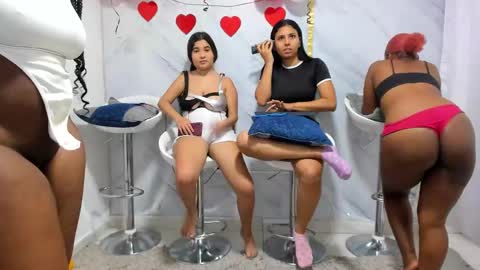 Snapshot of badgirls_000 chatting on 02/17/25, 03:20 candy and dayan online show from 02/17/25, 03:20