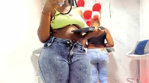 Snapshot of badgirls_000 chatting on 02/20/25, 11:20 candy and dayan online show from 02/20/25, 11:20