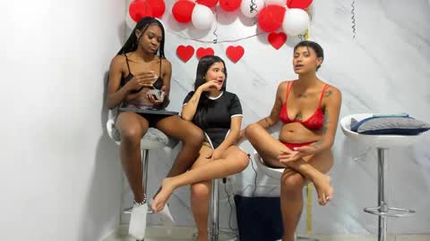 Snapshot of badgirls_000 chatting on 02/21/25, 10:48 candy and dayan online show from 02/21/25, 10:48